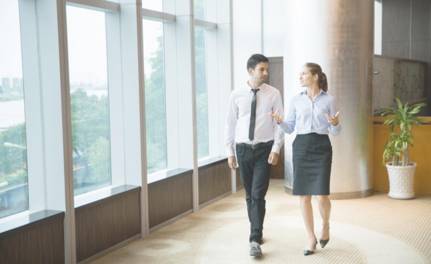 Detaillierte Finanzanalyse auf Arbeitstisch mit Dokumenten